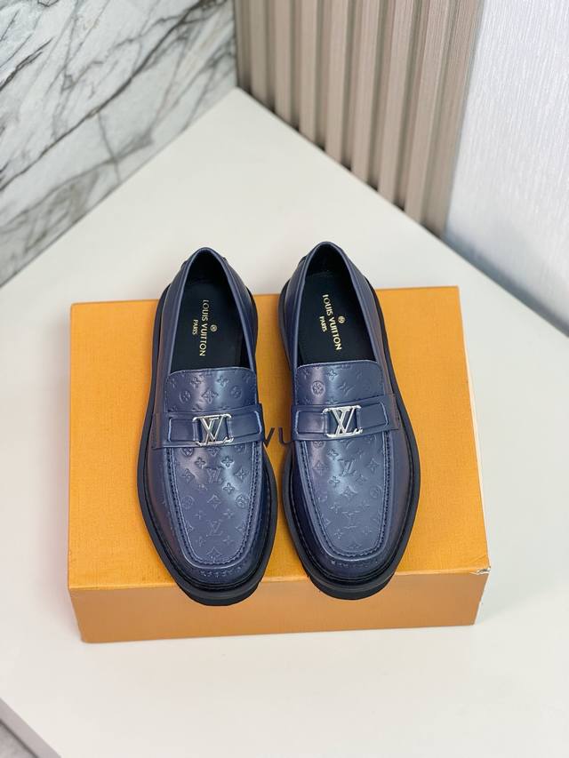 L家 顶级p: Size:39-44 38.45可定制 Lv专柜最新原版正装皮鞋 代购级别 进口头层原版开边珠牛皮牛皮内里。原版大底 纯手工制作，细节决定品质！